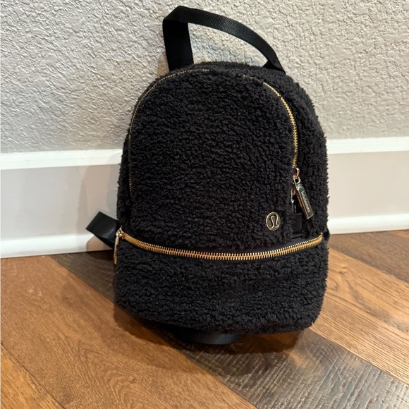 Lululemon Black Fleece Backpack - Picture 2 of 5